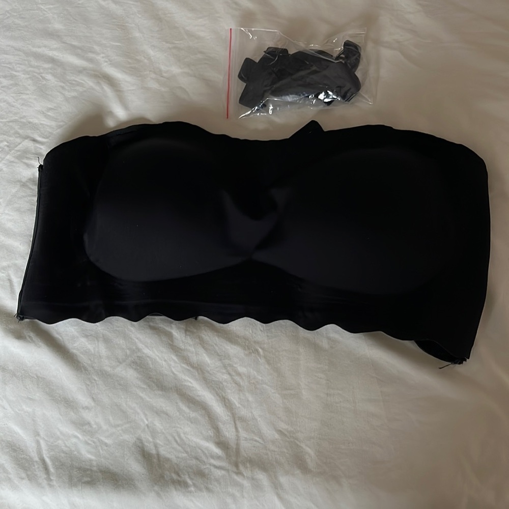 Strapless padded bra. Black with pretty scalloped edging